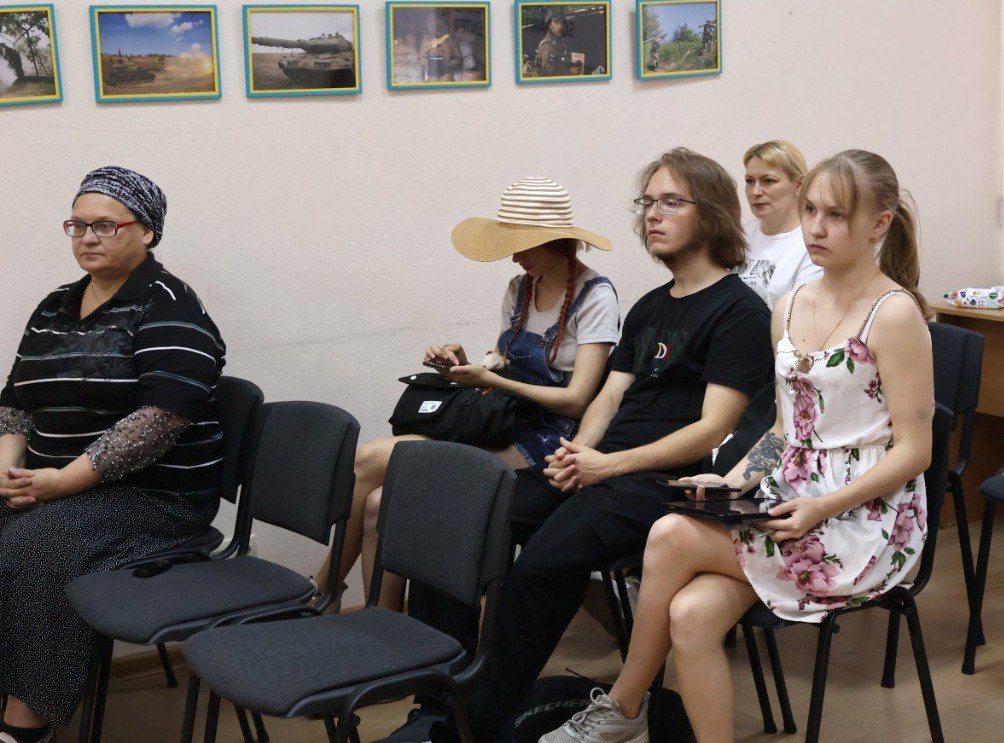 Про війну мовою мистецтва: у Дніпрі презентували виставу-катарсис «Гучна тиша війни» за спогадами бійця-письменника Бориса Гуменюка 23 Про війну мовою мистецтва: у Дніпрі презентували виставу-катарсис «Гучна тиша війни» за спогадами бійця-письменника Бориса Гуменюка 6