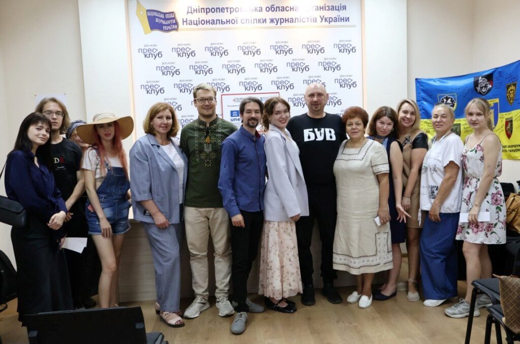 Про війну мовою мистецтва: у Дніпрі презентували виставу-катарсис «Гучна тиша війни» за спогадами бійця-письменника Бориса Гуменюка 18 Про війну мовою мистецтва: у Дніпрі презентували виставу-катарсис «Гучна тиша війни» за спогадами бійця-письменника Бориса Гуменюка 1