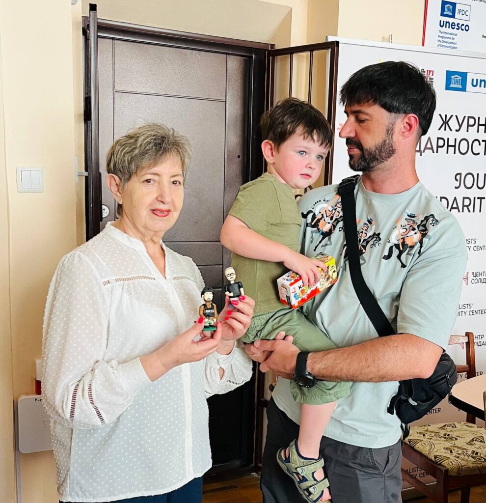 Журналістська солідарність: херсонському журналісту з Івано-Франківська відправили унікальний приз за донат 18 Журналістська солідарність: херсонському журналісту з Івано-Франківська відправили унікальний приз за донат 1