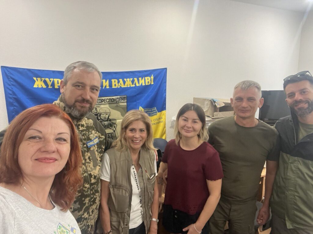 «За два кілометри від лінії фронту»: як українська фіксерка допомагає італійським медіа розповідати правду про війну 20 «За два кілометри від лінії фронту»: як українська фіксерка допомагає італійським медіа розповідати правду про війну 3