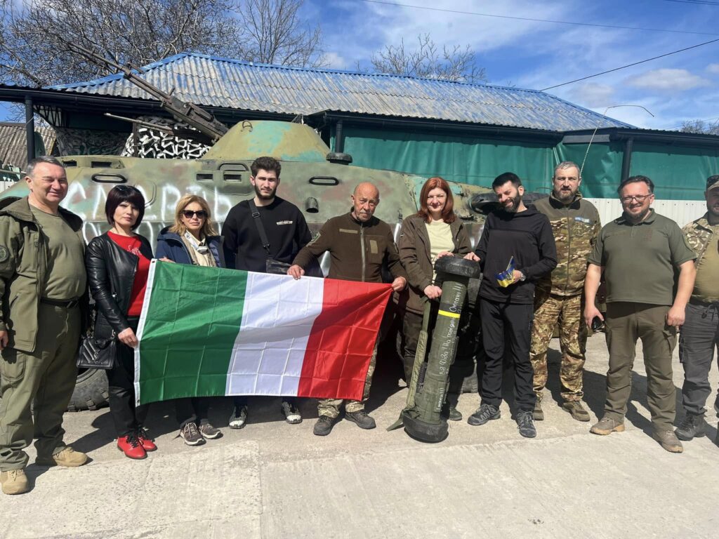 «За два кілометри від лінії фронту»: як українська фіксерка допомагає італійським медіа розповідати правду про війну 23 «За два кілометри від лінії фронту»: як українська фіксерка допомагає італійським медіа розповідати правду про війну 6
