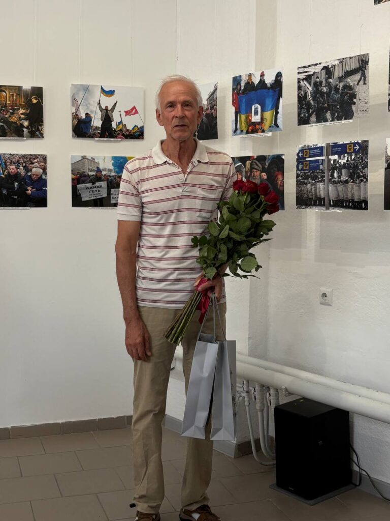 «Мій Майдан»: в Івано-Франківську відкрито фотовиставку, що розповідає про ціну свободи 18 «Мій Майдан»: в Івано-Франківську відкрито фотовиставку, що розповідає про ціну свободи 1