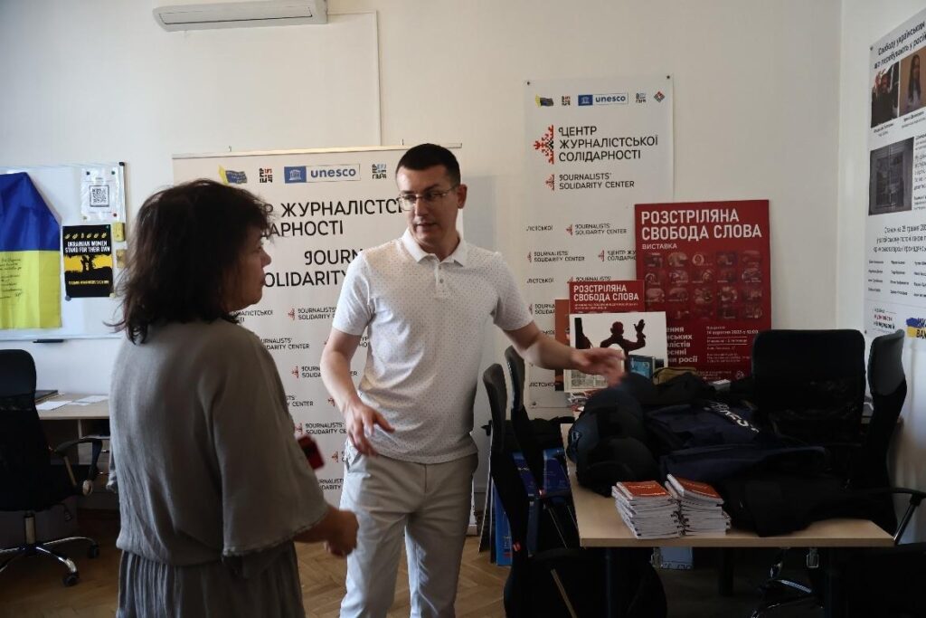 «Нести правду, навіть коли вона болить». Як візит Рут Кроненбург додав сил українським журналістам 32 «Нести правду, навіть коли вона болить». Як візит Рут Кроненбург додав сил українським журналістам 13