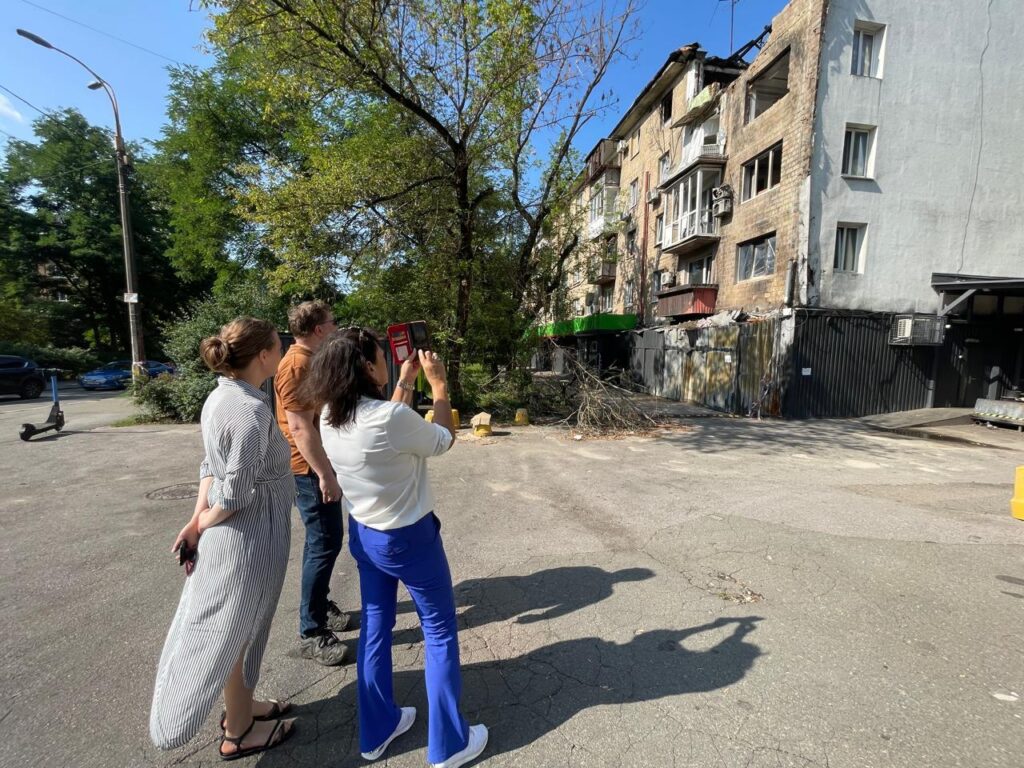 «Нести правду, навіть коли вона болить». Як візит Рут Кроненбург додав сил українським журналістам 33 «Нести правду, навіть коли вона болить». Як візит Рут Кроненбург додав сил українським журналістам 14