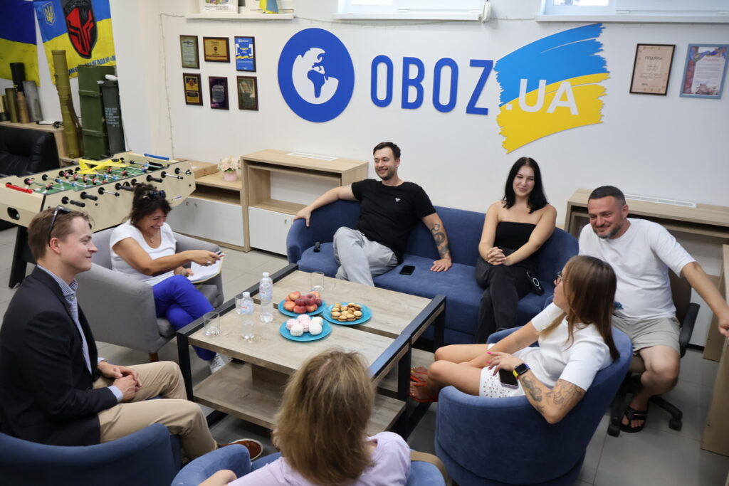 «Нести правду, навіть коли вона болить». Як візит Рут Кроненбург додав сил українським журналістам 19 «Нести правду, навіть коли вона болить». Як візит Рут Кроненбург додав сил українським журналістам 2