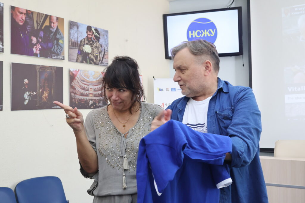 «Нести правду, навіть коли вона болить». Як візит Рут Кроненбург додав сил українським журналістам 22 «Нести правду, навіть коли вона болить». Як візит Рут Кроненбург додав сил українським журналістам 5