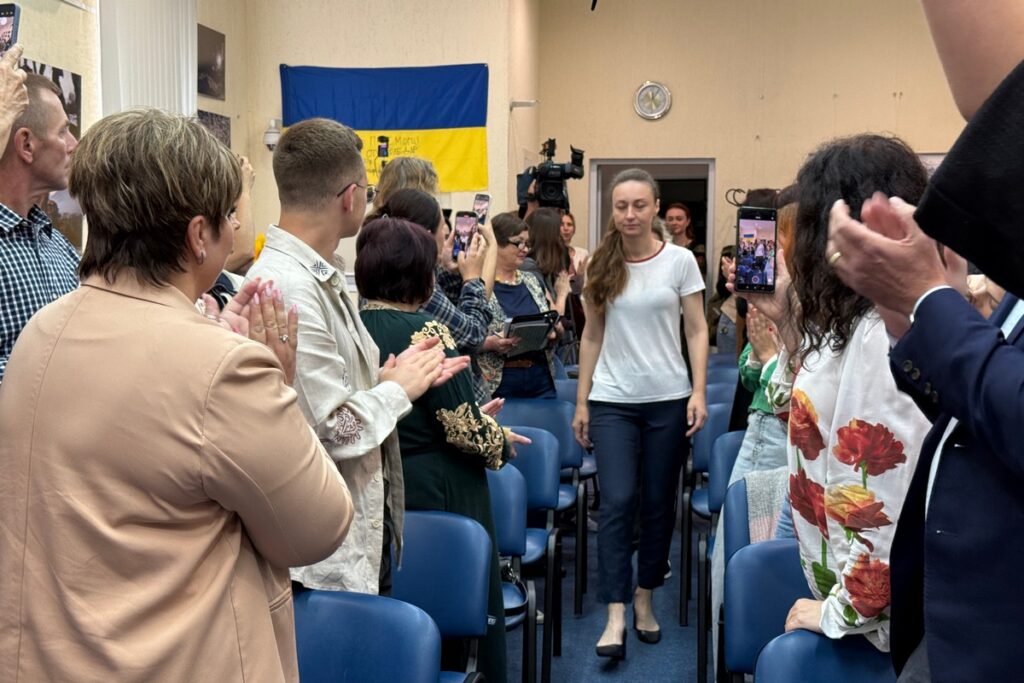 Українські жінки розповіли, як із молитвою виходили через браму російської колонії 2
