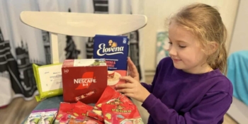 «Сумська область – одна з тих, кому дістається серйозно»: діти журналістів Сумщини отримали в подарунок солодощі