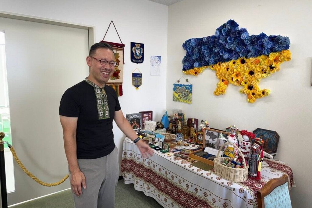 Професор Окабе: 47 візитів в Україну та «Золоте серце» від Зеленського 20 Професор Окабе: 47 візитів в Україну та «Золоте серце» від Зеленського 3