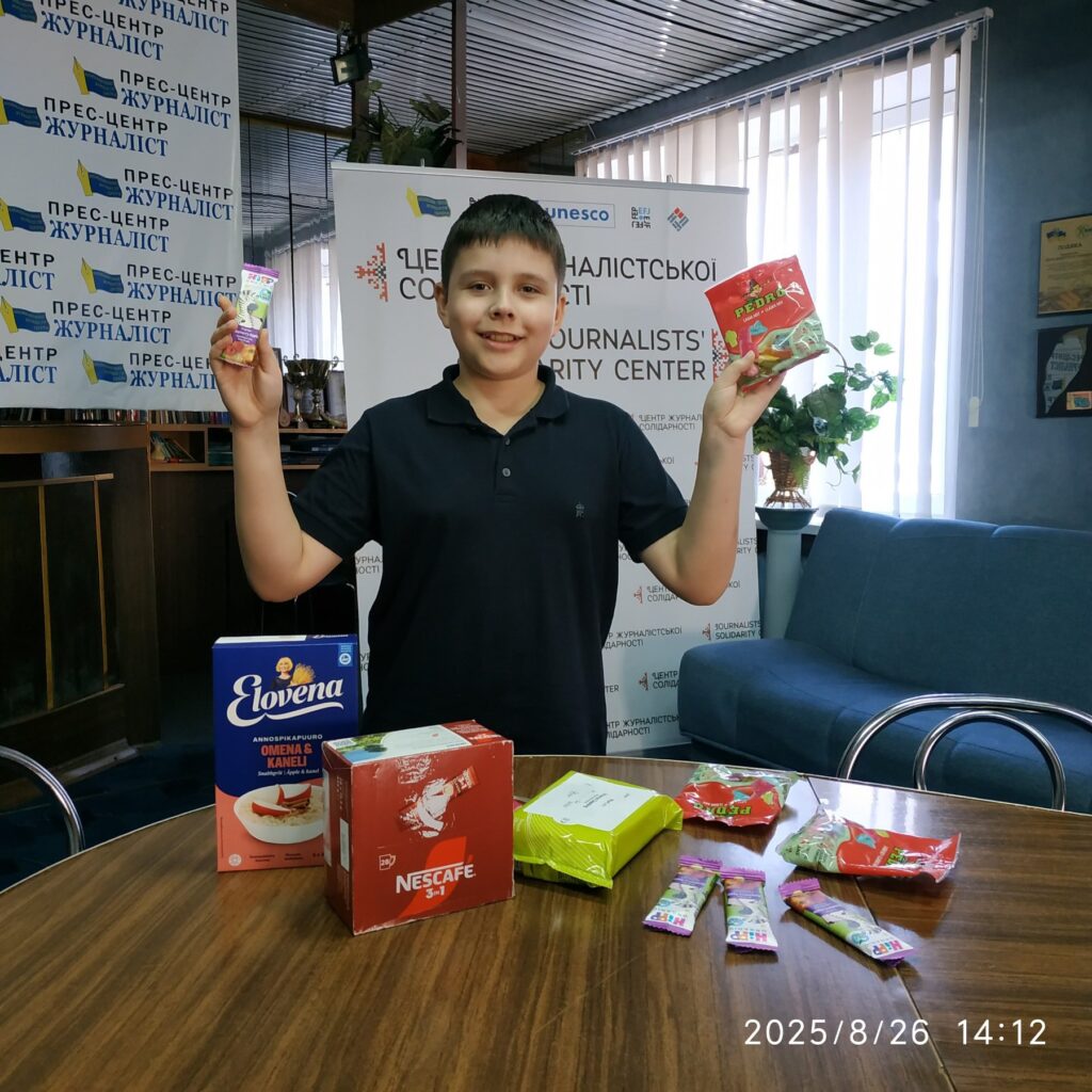 Десять солодких наборів вручили дітям запорізьких журналістів від БО «Українська Федерація банків продовольства» 18 Десять солодких наборів вручили дітям запорізьких журналістів від БО «Українська Федерація банків продовольства» 1