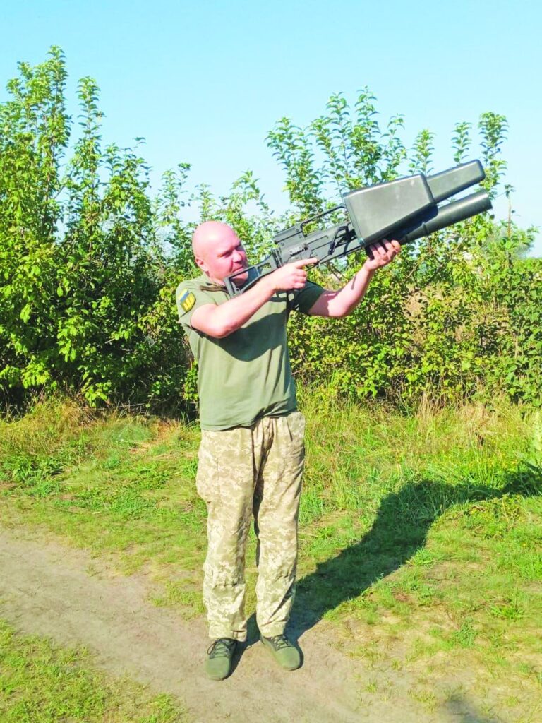 Головний редактор газети «Чернівці» з перших днів війни на передовій і своїм прикладом мотивує бійців до перемоги 1