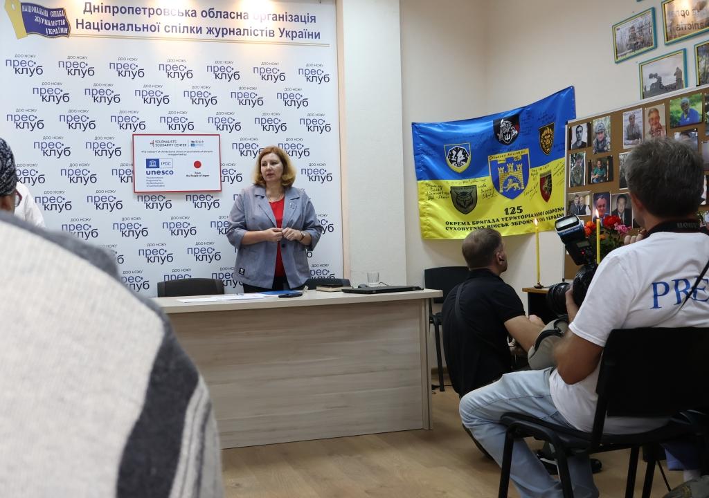 «Запали свічку пам’яті!»: у Дніпрі медійники вшанували загиблих колег 26 «Запали свічку пам’яті!»: у Дніпрі медійники вшанували загиблих колег 9