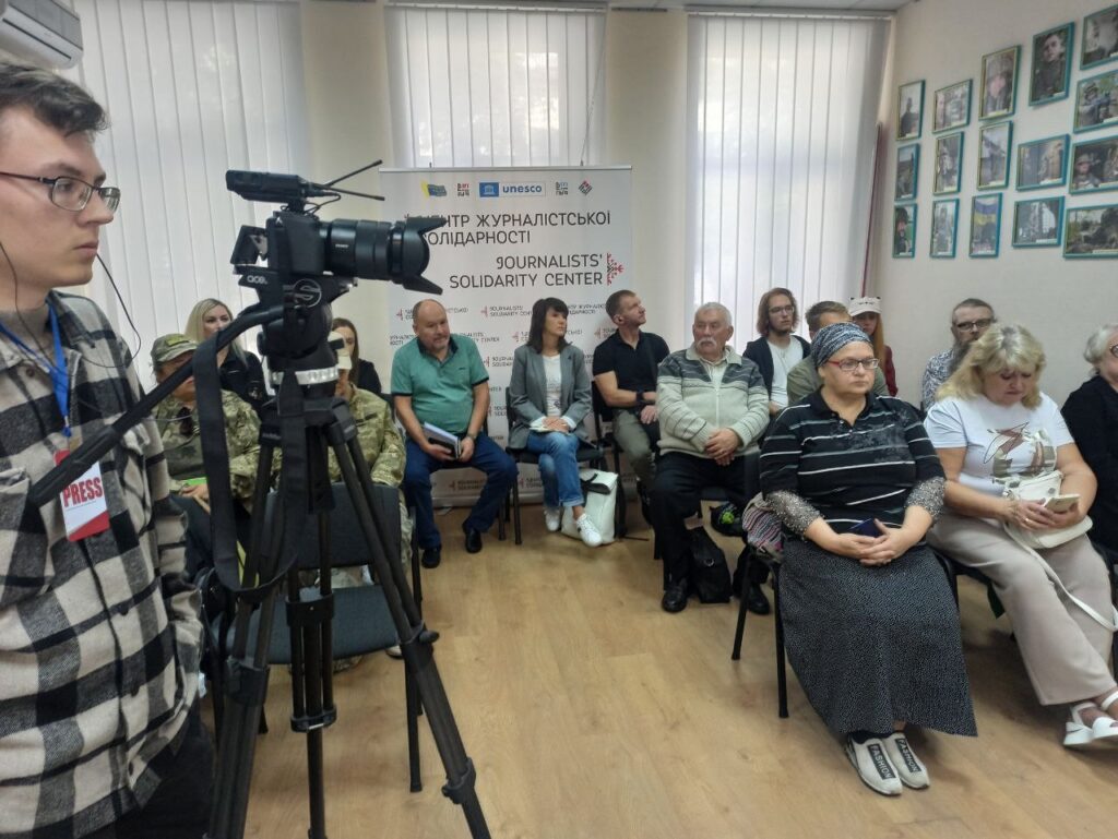 «Запали свічку пам’яті!»: у Дніпрі медійники вшанували загиблих колег 29 «Запали свічку пам’яті!»: у Дніпрі медійники вшанували загиблих колег 12