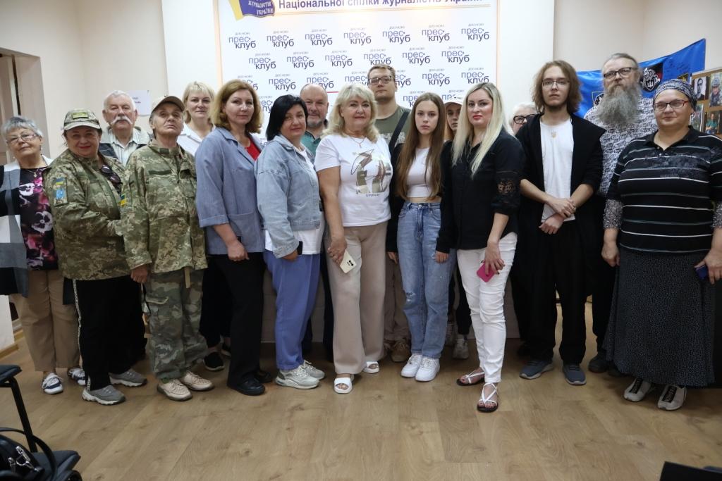 «Запали свічку пам’яті!»: у Дніпрі медійники вшанували загиблих колег 18 «Запали свічку пам’яті!»: у Дніпрі медійники вшанували загиблих колег 1