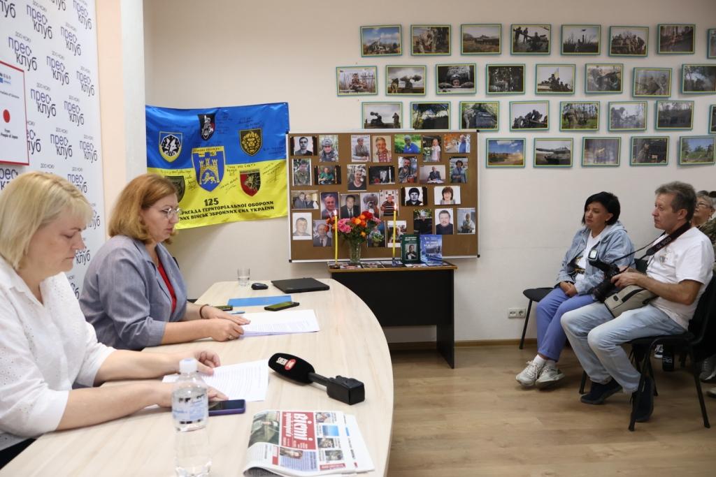«Запали свічку пам’яті!»: у Дніпрі медійники вшанували загиблих колег 21 «Запали свічку пам’яті!»: у Дніпрі медійники вшанували загиблих колег 4