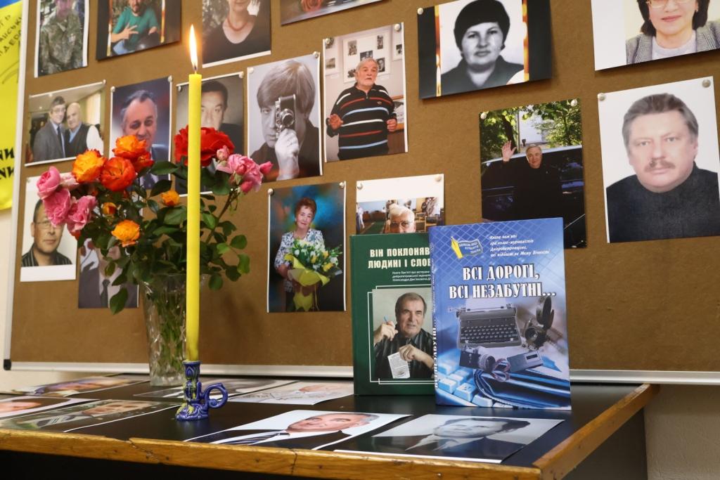 «Запали свічку пам’яті!»: у Дніпрі медійники вшанували загиблих колег 23 «Запали свічку пам’яті!»: у Дніпрі медійники вшанували загиблих колег 6