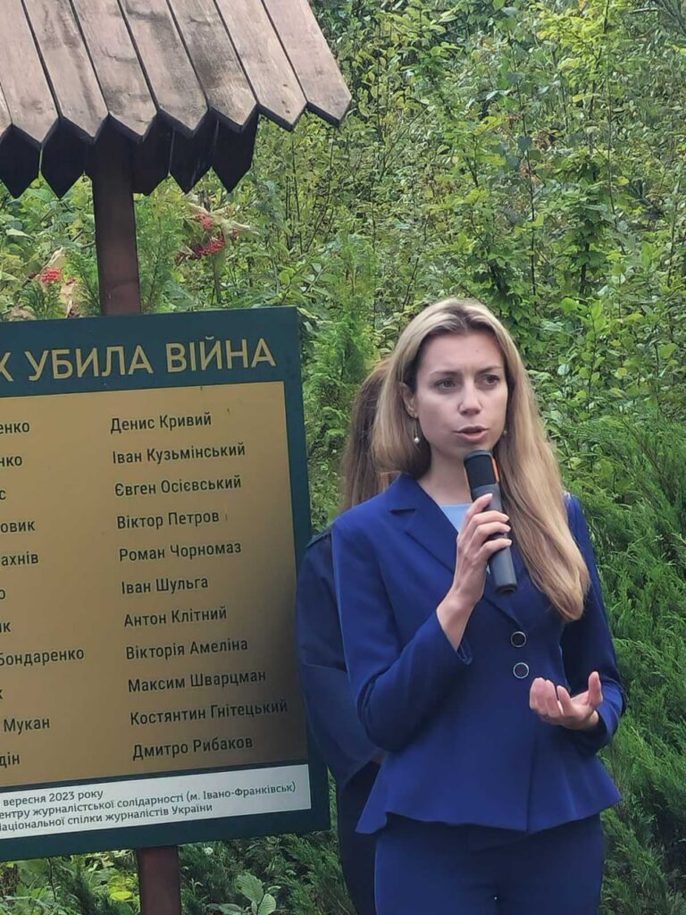 На Алеї пам’яті журналістів Прикарпаття молитовно вшанували колег-медійників 10