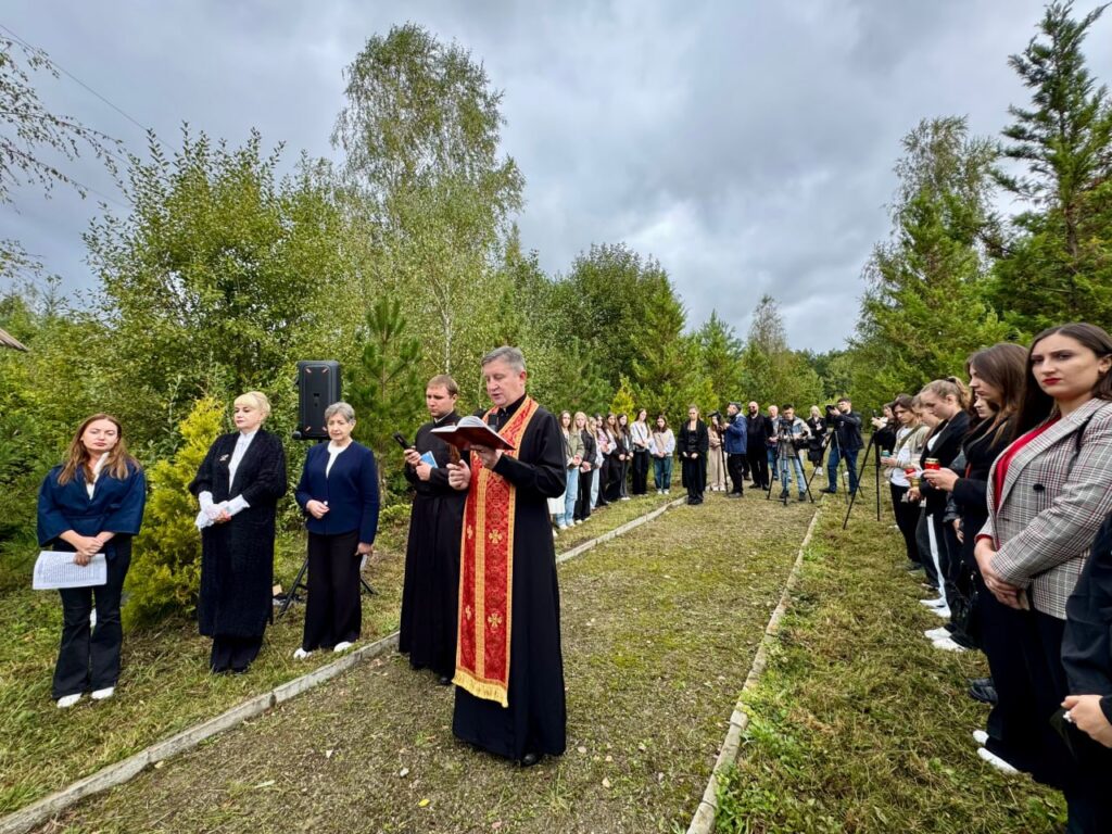 На Алеї пам’яті журналістів Прикарпаття молитовно вшанували колег-медійників 1
