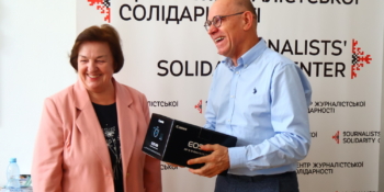 Точний фокус і символ підтримки: німецький подарунок журналістам Києва      