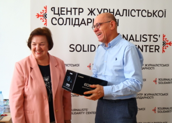 Точний фокус і символ підтримки: німецький подарунок журналістам Києва      