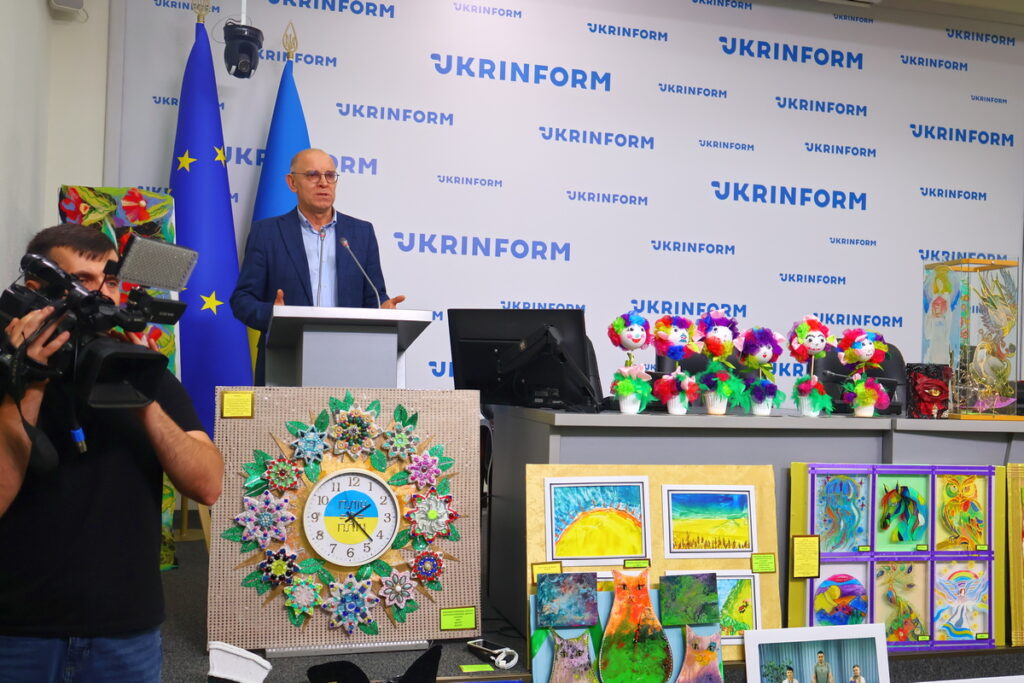 Діти і ветерани створили спільні телепрограми: у Києві показали результати проєкту «Пліч-о-пліч» 2