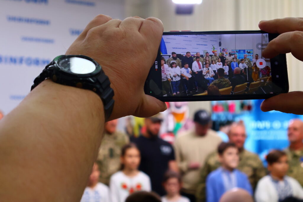 Діти і ветерани створили спільні телепрограми: у Києві показали результати проєкту «Пліч-о-пліч»