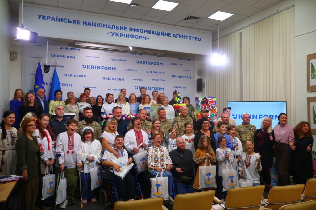 Діти і ветерани створили спільні телепрограми: у Києві показали результати проєкту «Пліч-о-пліч» 3