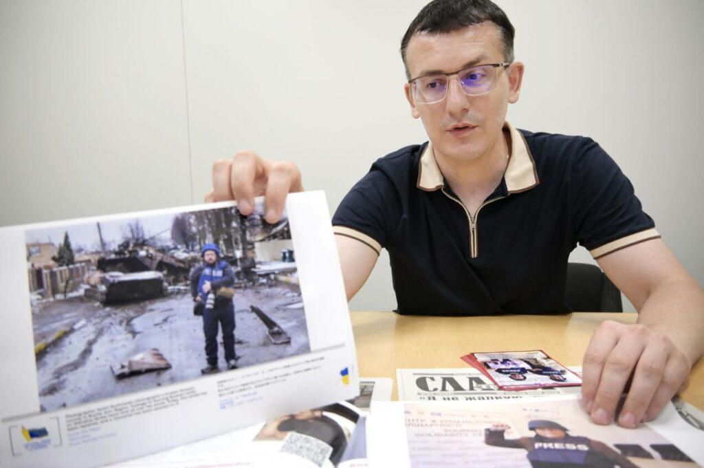 Голова Національної спілки журналістів України Сергій Томіленко 10 вересня 2025 року розповідає в штаб-квартирі Kyodo News у Токіо про репортерську діяльність на передовій російської війни проти України