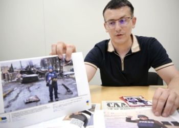 Голова Національної спілки журналістів України Сергій Томіленко 10 вересня 2025 року розповідає в штаб-квартирі Kyodo News у Токіо про репортерську діяльність на передовій російської війни проти України