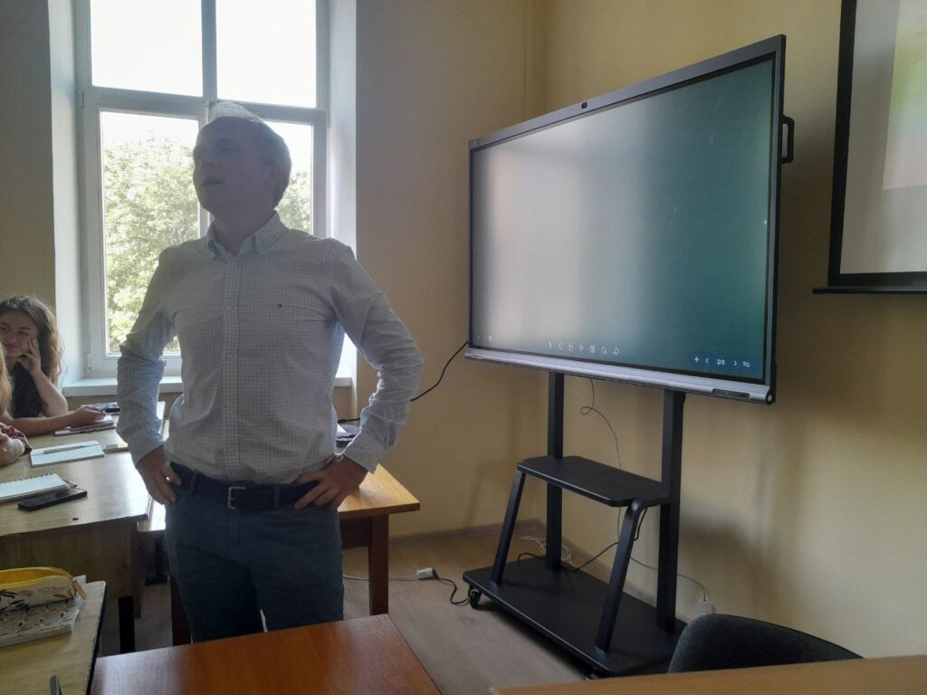  «Журналісти мають висвітлити конфлікт так, щоб суспільство обрало сторону справедливості» – доцент Юрій Мельник 1