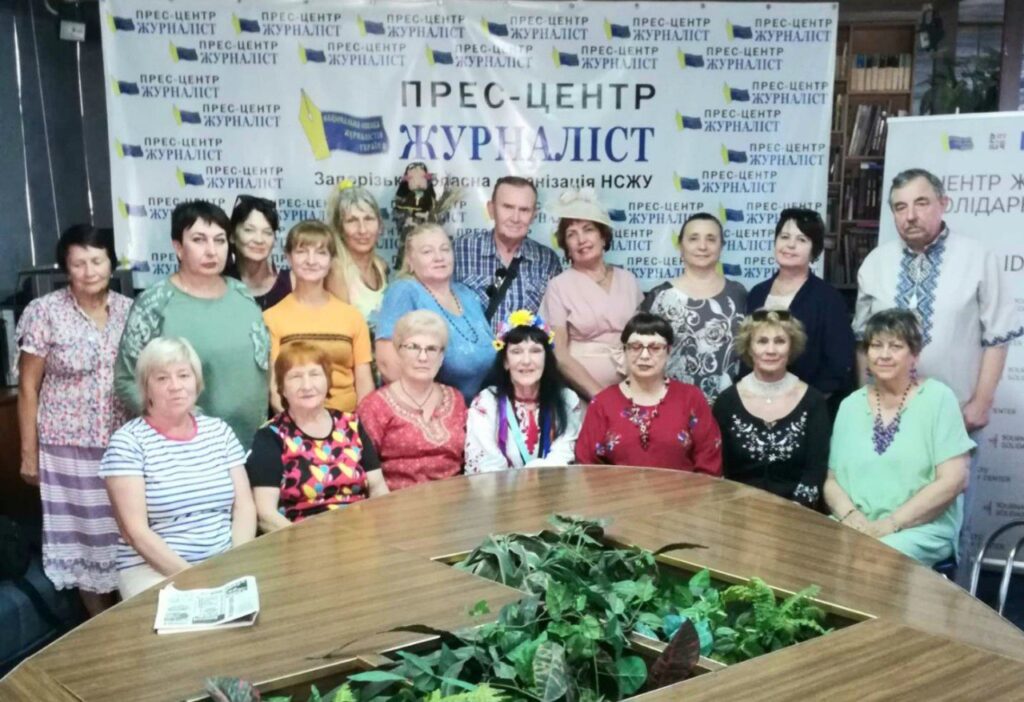 Як красиво звучать голоси українців: запорізькі митці та медійники відзначили День української пісні 18 Як красиво звучать голоси українців: запорізькі митці та медійники відзначили День української пісні 1