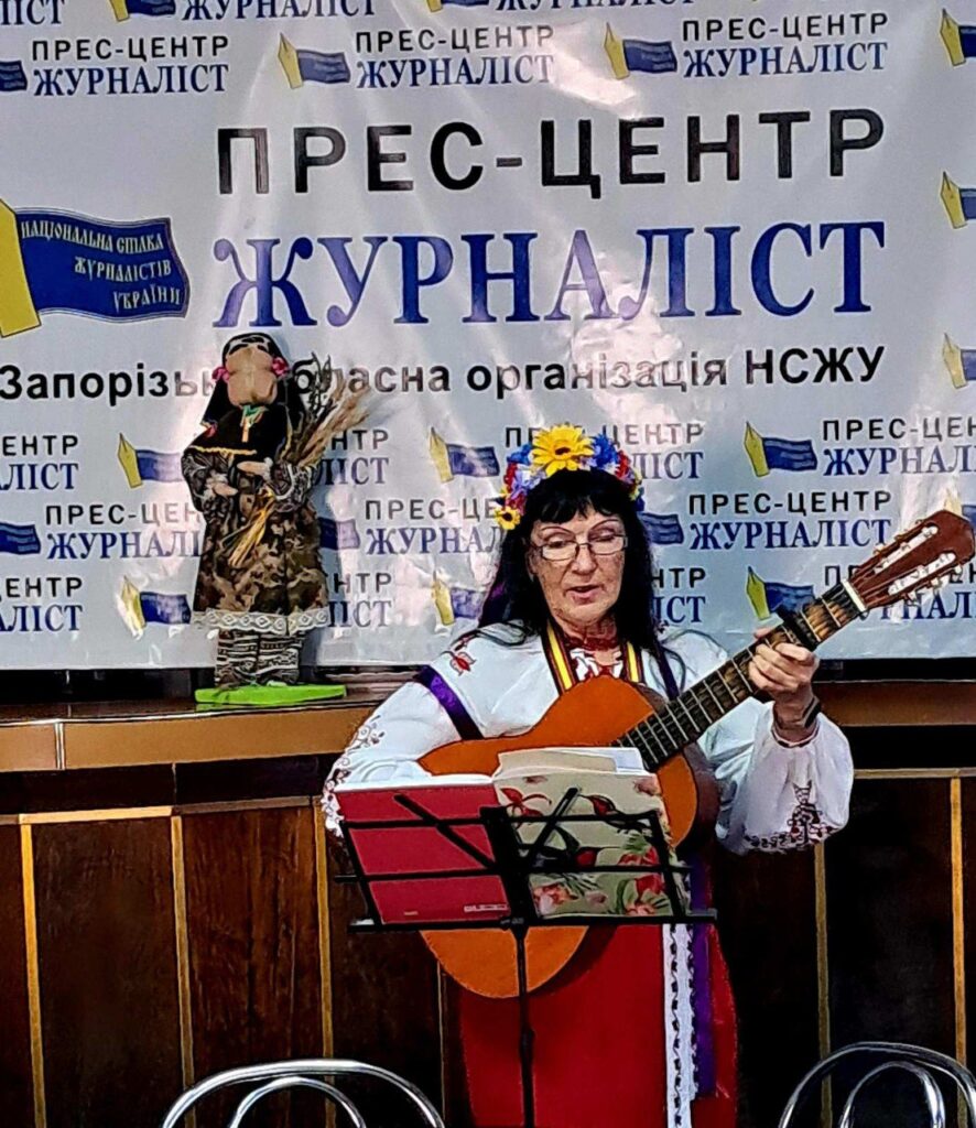 Як красиво звучать голоси українців: запорізькі митці та медійники відзначили День української пісні 19 Як красиво звучать голоси українців: запорізькі митці та медійники відзначили День української пісні 2