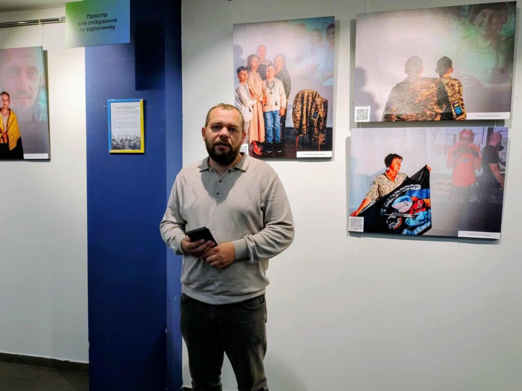 «Важко дивитися на ці портрети»: у Черкасах відкрили виставку про полеглих черкаських захисників 1