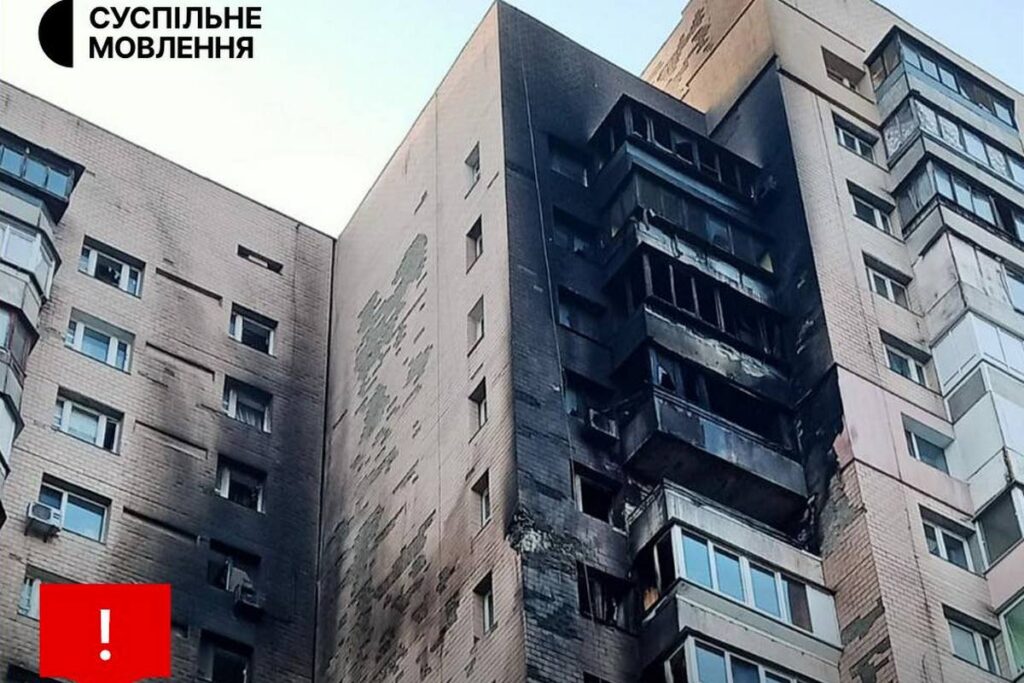 Під час нічної атаки на Київ уламок безпілотника влучив у квартиру працівника Суспільного