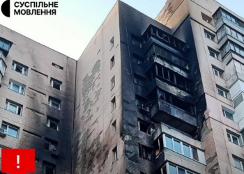 Під час нічної атаки на Київ уламок безпілотника влучив у квартиру працівника Суспільного
