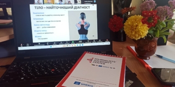 Покладіть у «скриню» все, що тисне: як журналісту зберегти себе, працюючи з болем інших