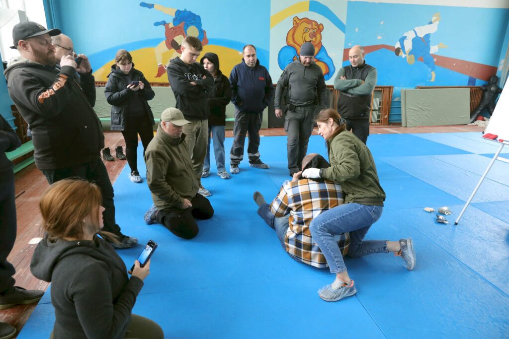 Якщо доведеться відкласти камеру, щоб надати допомогу: тренінг з такмеду для журналістів у Харкові 1