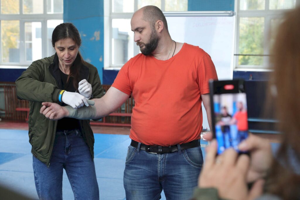 Якщо доведеться відкласти камеру, щоб надати допомогу: тренінг з такмеду для журналістів у Харкові 4