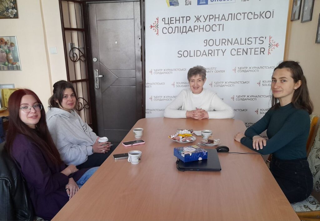 Підтримка колег у складні часи: до Івано-Франківського Центру журналістської солідарності завітали медійники-ВПО з Півдня України 18 Підтримка колег у складні часи: до Івано-Франківського Центру журналістської солідарності завітали медійники-ВПО з Півдня України 1