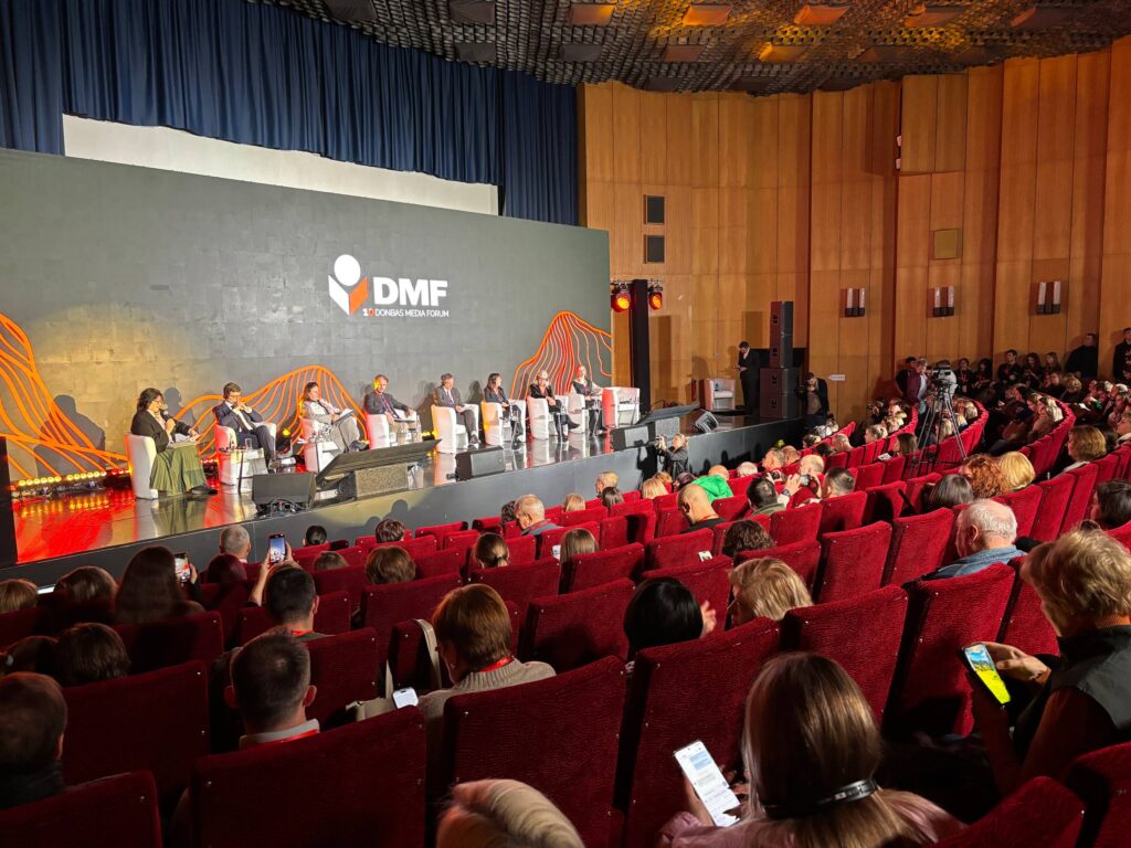 Перший день Donbas Media Forum-2025: У Києві зібралися понад 1000 учасників, щоб говорити про правду під час війни 21 Перший день Donbas Media Forum-2025: У Києві зібралися понад 1000 учасників, щоб говорити про правду під час війни 4