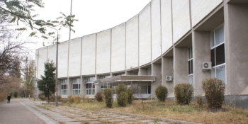 Через російський обстріл повилітали вікна в приміщеннях «Укртелефільму»