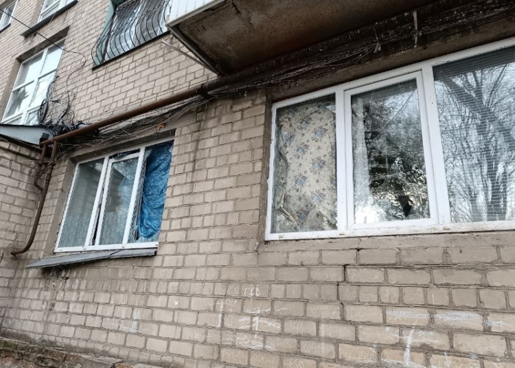 «Спалах був настільки яскравий, що здавалося — вогонь зараз залетить у квартиру»… У Дніпрі постраждали житла двох журналістів