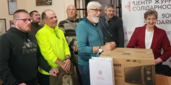 Італійські волонтери привезли до Івано-Франківська допомогу, яку передадуть журналістам з Чернігова 26 Італійські волонтери привезли до Івано-Франківська допомогу, яку передадуть журналістам з Чернігова