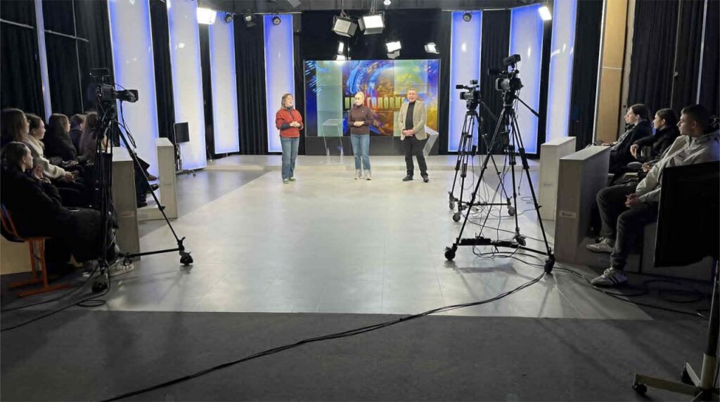 Навчальний рік у Школі журналістики стартував з заняття в Івано-Франківській телестудії 19 Навчальний рік у Школі журналістики стартував з заняття в Івано-Франківській телестудії 2