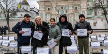 «Життя нічого не варте без свободи»: у Києві відбулася акція «Порожні стільці» 18 «Життя нічого не варте без свободи»: у Києві відбулася акція «Порожні стільці»