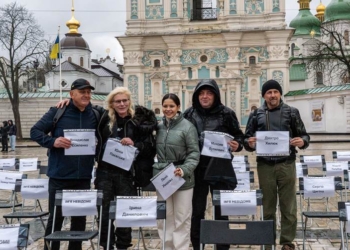 «Життя нічого не варте без свободи»: у Києві відбулася акція «Порожні стільці» 15 «Життя нічого не варте без свободи»: у Києві відбулася акція «Порожні стільці»