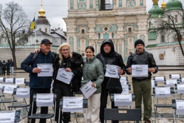 «Життя нічого не варте без свободи»: у Києві відбулася акція «Порожні стільці»