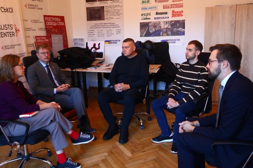 «Їдеш дорогою – навколо знищені авто... це справжнє пекло», – фіксер Андрій Коваленко про безпекову ситуацію у прифронтових регіонах 18 «Їдеш дорогою – навколо знищені авто... це справжнє пекло», – фіксер Андрій Коваленко про безпекову ситуацію у прифронтових регіонах 1