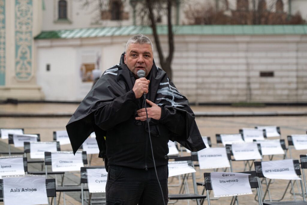 «Життя нічого не варте без свободи»: у Києві відбулася акція «Порожні стільці» 19 «Життя нічого не варте без свободи»: у Києві відбулася акція «Порожні стільці» 2