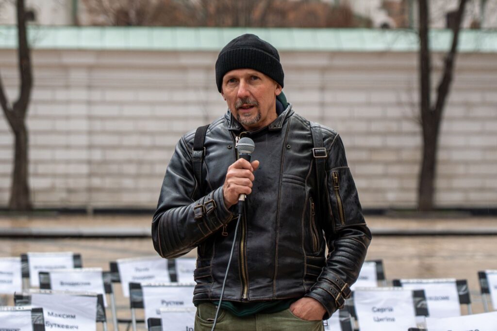 «Життя нічого не варте без свободи»: у Києві відбулася акція «Порожні стільці» 21 «Життя нічого не варте без свободи»: у Києві відбулася акція «Порожні стільці» 4